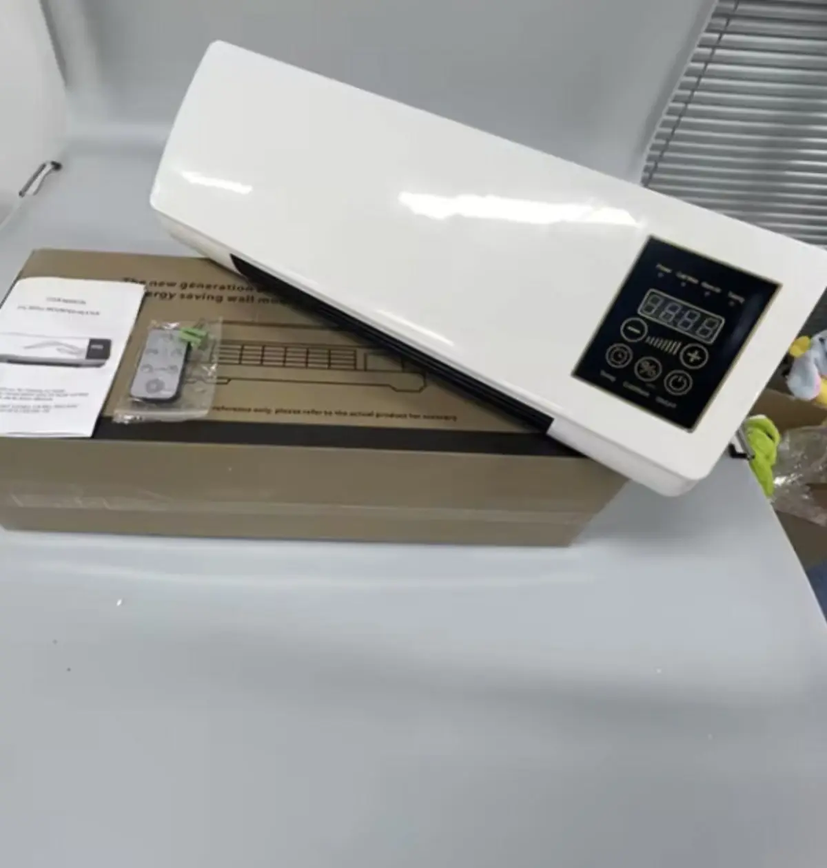 EpiCooler en su caja — unidad, manual y soporte de montaje al desembalar